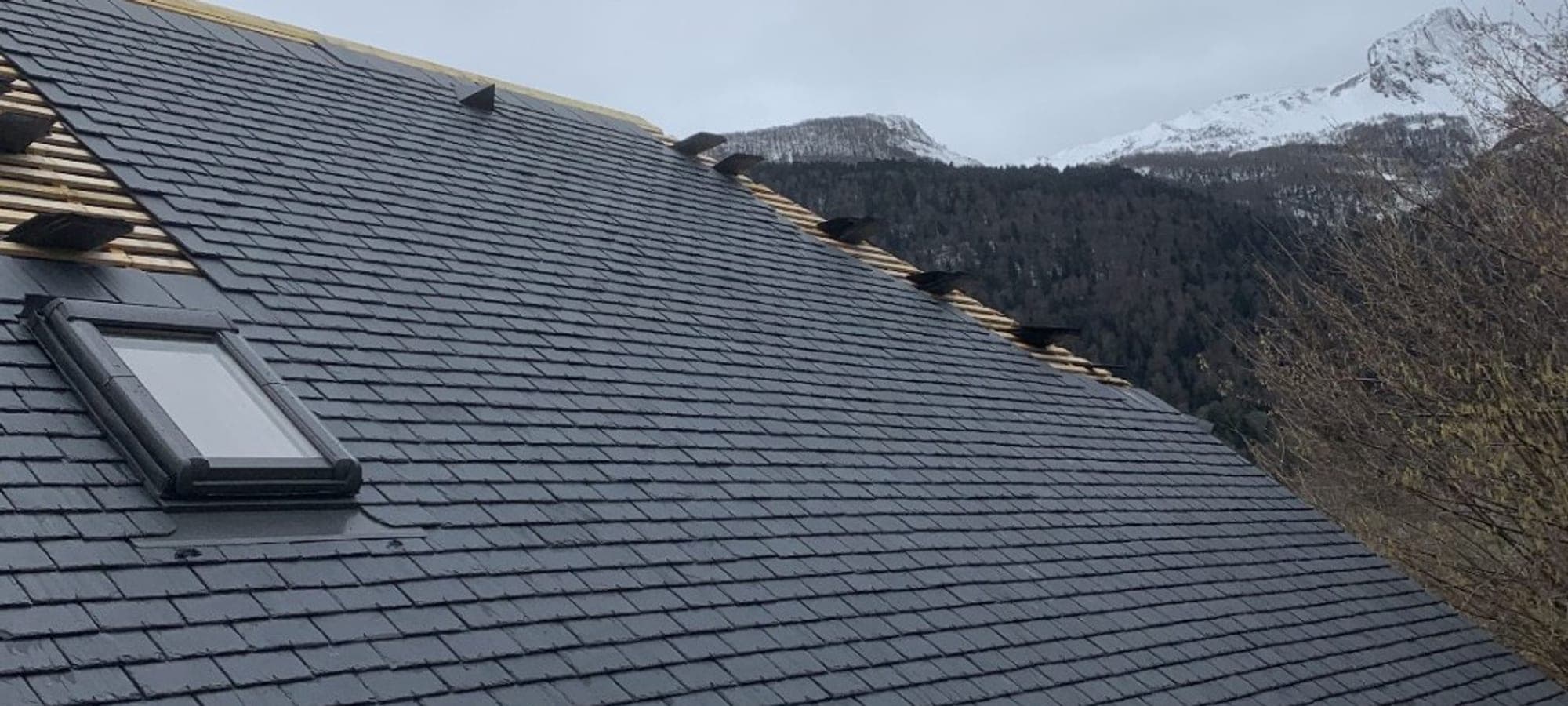 Toiture en ardoise naturelle devant les Pyrénées